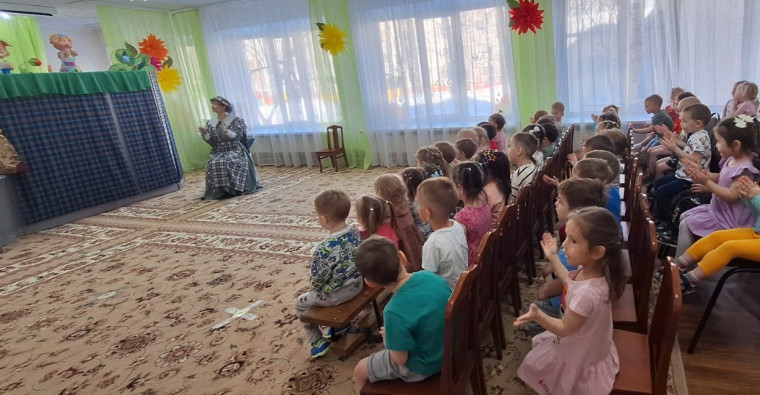 В музыкальном зале дошкольного отделения выступили актеры МАУ «Театр актера и куклы «Петрушка» со спектаклем «Три поросёнка».